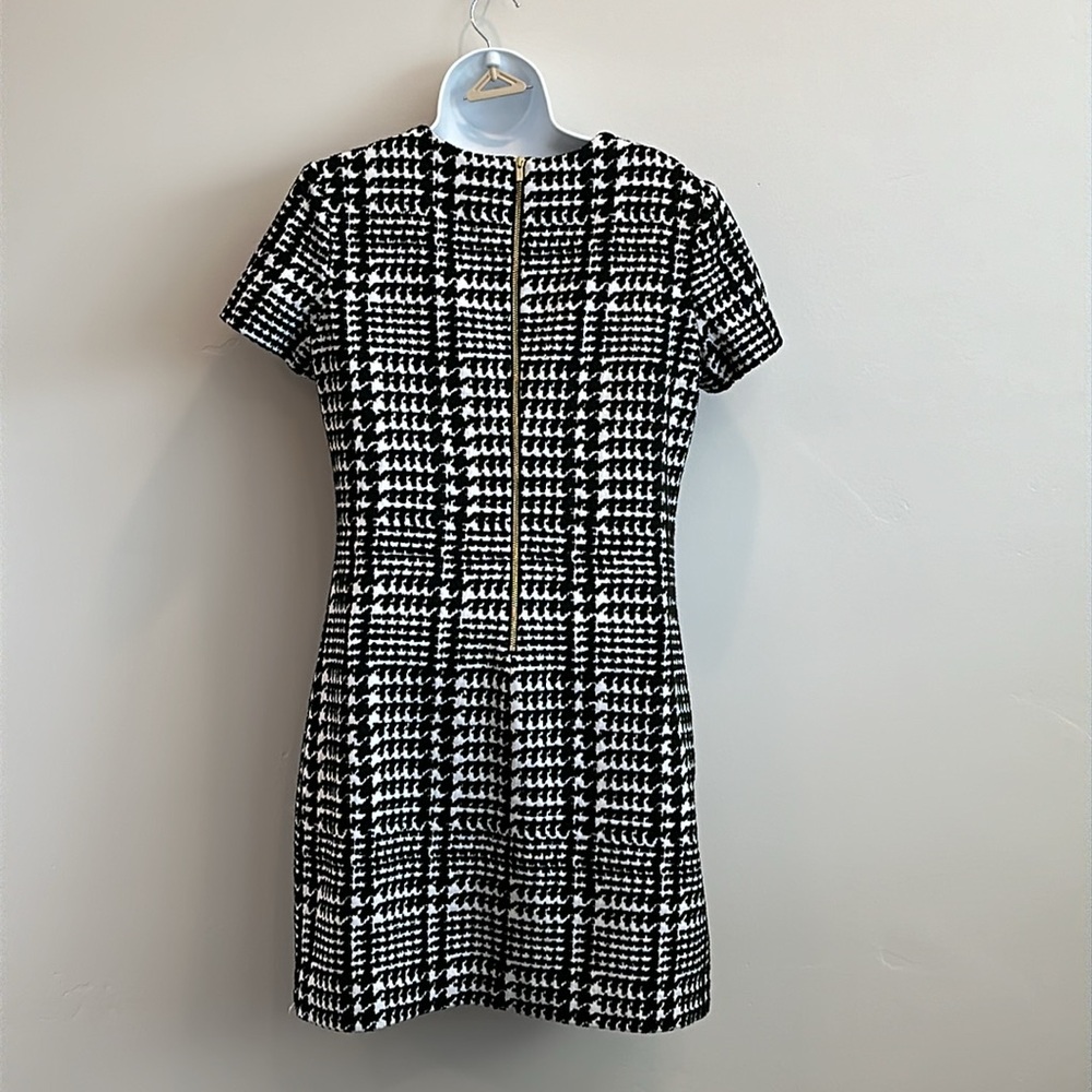 Calvin Klein. Size 6. Black and white. Knee length - Picture 2 of 6